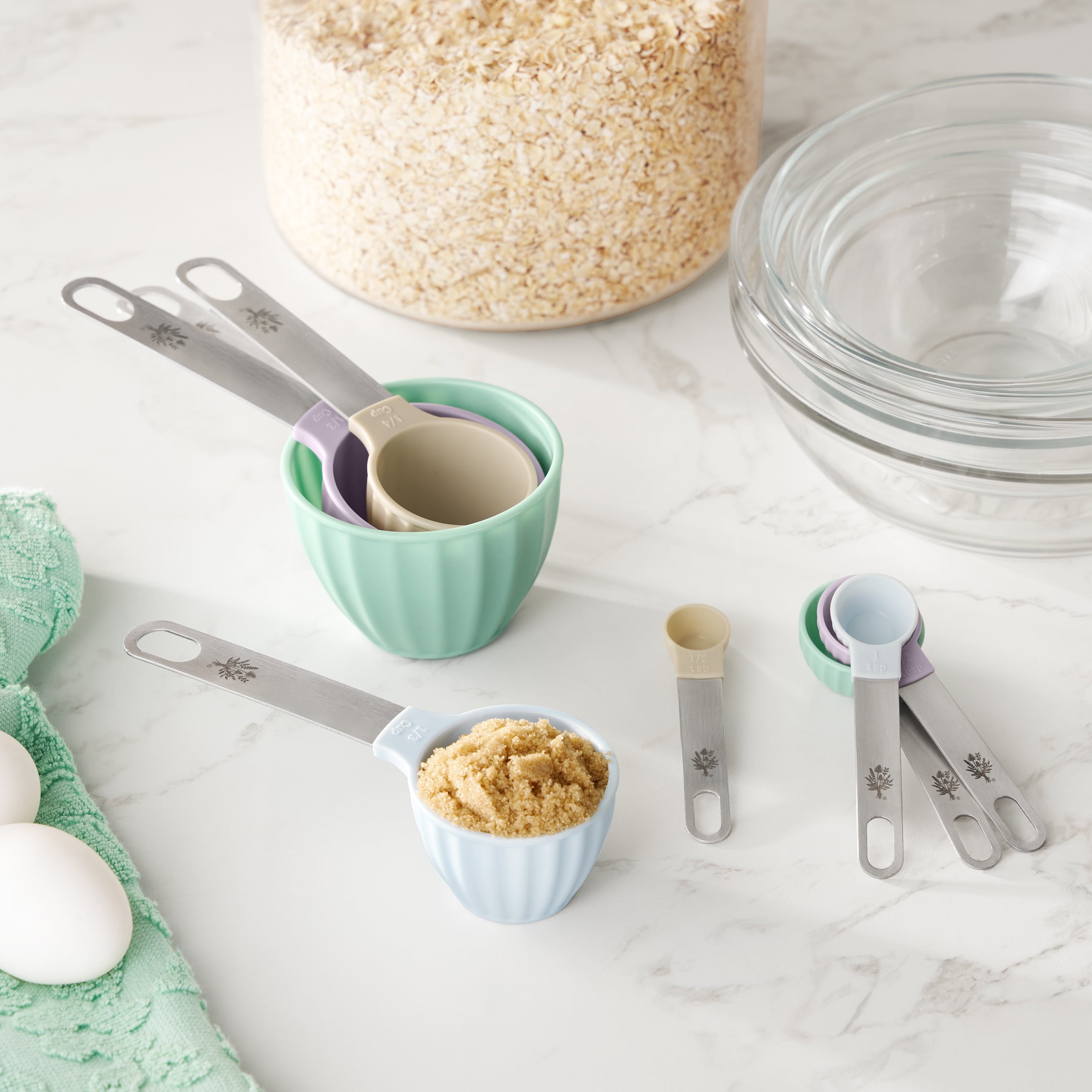 Ergonomic Manual 8-Piece Plastic Measuring Cup and Spoon Set, Multicolor - Innovative Kitchen Helper for Modern Cooking Detail